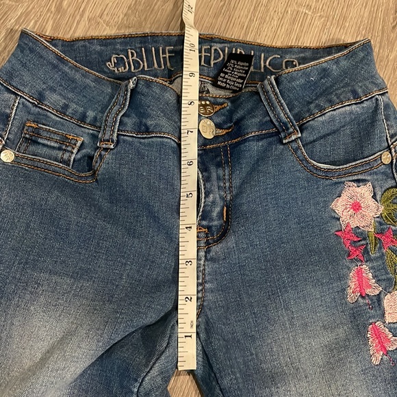 Blue Republic Skinny Low rise embroidered  floral pattern Jean. - Picture 5 of 9